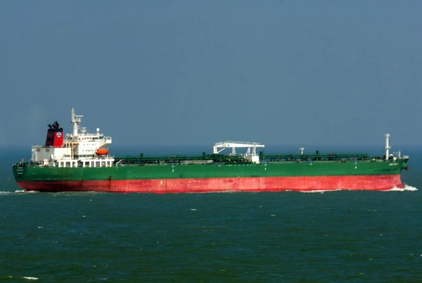 Нафтовий танкер атаковано в Оманській затоці, загинув член екіпажу