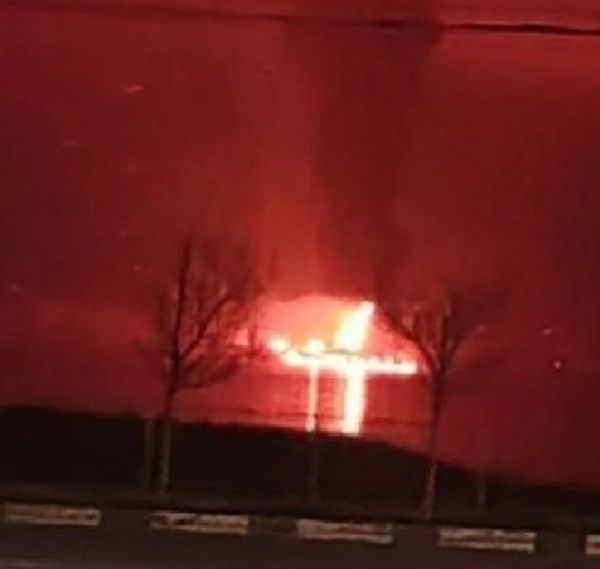 У новоросійську повідомляють про атаку на порт, пожежі та влучання уламків у багатоповерхівку