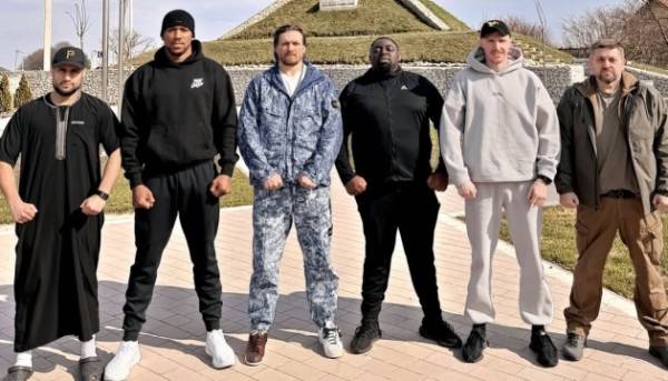 Ентоні Джошуа вперше в Україні: британський боксер вшанував пам'ять загиблих у Києві 2