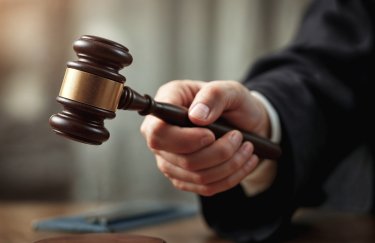 Суд взяв під варту посадовицю ДПС у Сумській області / Freepik суд, рука, молоток