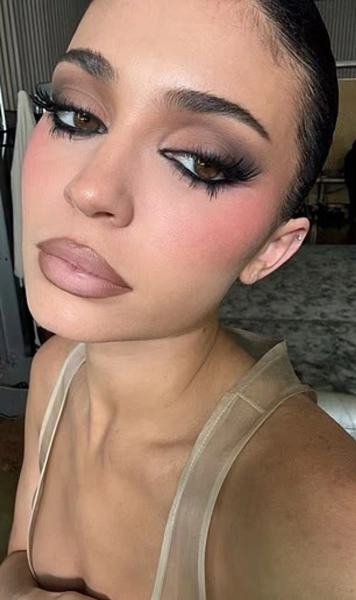 Кайлі Дженнер запалює: відверті образи для нового випуску Puss Puss 15 Кайлі Дженнер запалює: відверті образи для нового випуску Puss Puss 13