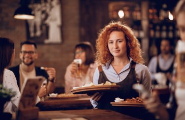 жінка офіціант піцерія ресторан бар піца