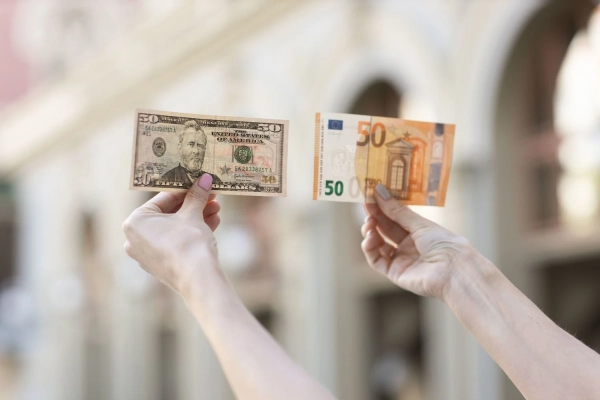 Курс валют на 6 квітня: долар та євро продовжують дешевшати