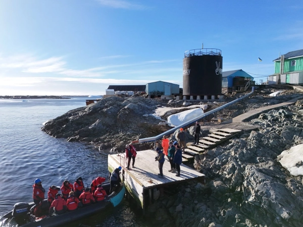 31-ша Українська антарктична експедиція успішно дісталася станції "Академік Вернадський" 39