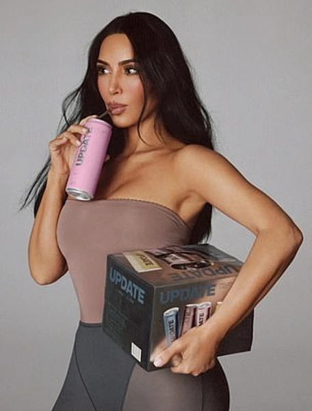 Кім Кардаш'ян приголомшує новим напоєм: зірка в центрі скандалу через ефектні фото 12