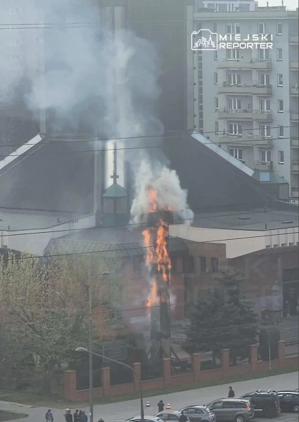 Пожежа охопила 17-метровий хрест у Польщі: подробиці інциденту 6